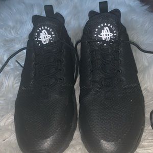 Lightly worn black nike huaraches